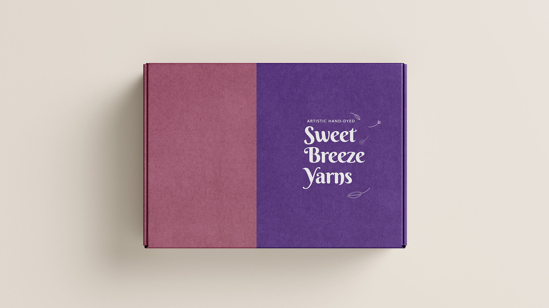 Imagem de caixa de papelão para envio de produtos por correio com identidade visual Sweet Breeze Yarns.