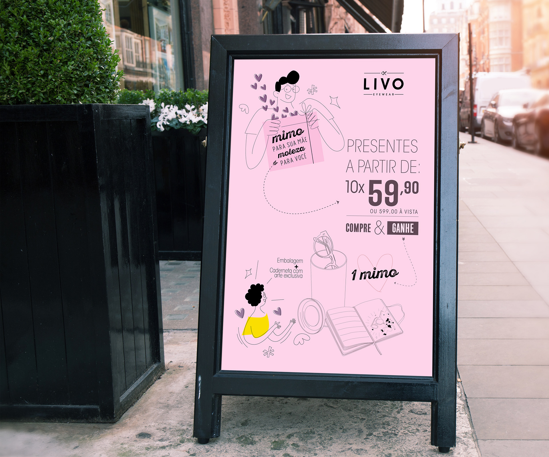 Imagem de expositor tipo cavalete na calçada da rua, contendo a informação da promoção da Campanha de Dia Das Mães LIVO.