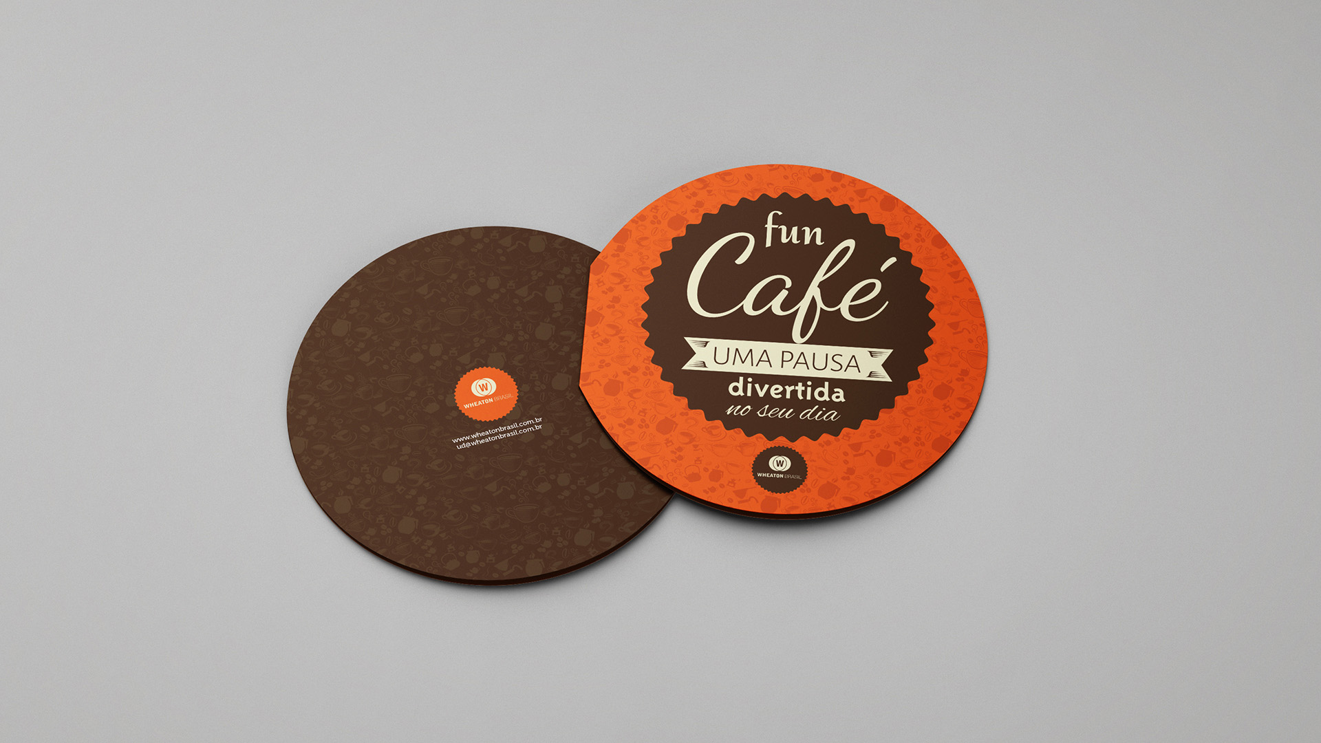 Imagem de folheto promocional redondo com uma dobra. Material de apoio às vendas da linha Fun Café Wheaton.