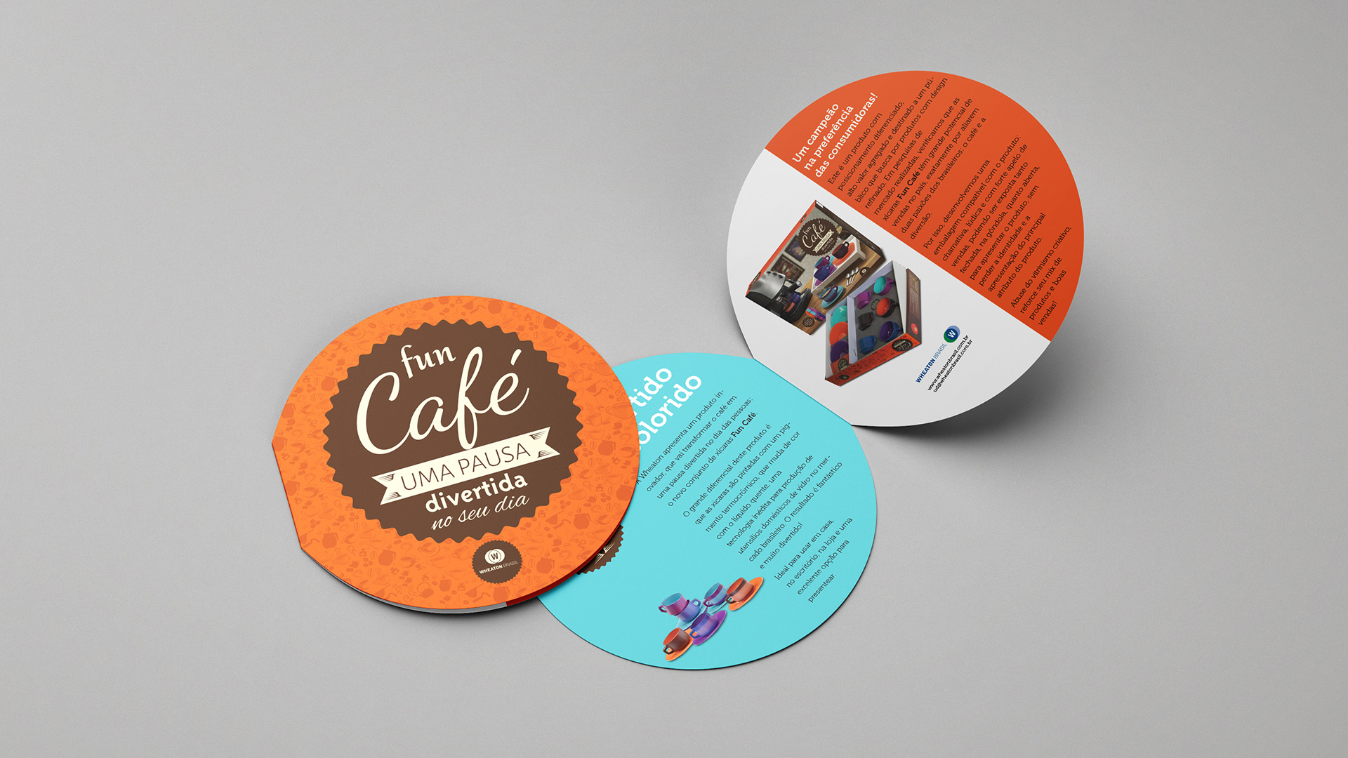 Imagem de folheto promocional redondo com uma dobra. Material de apoio às vendas da linha Fun Café Wheaton.