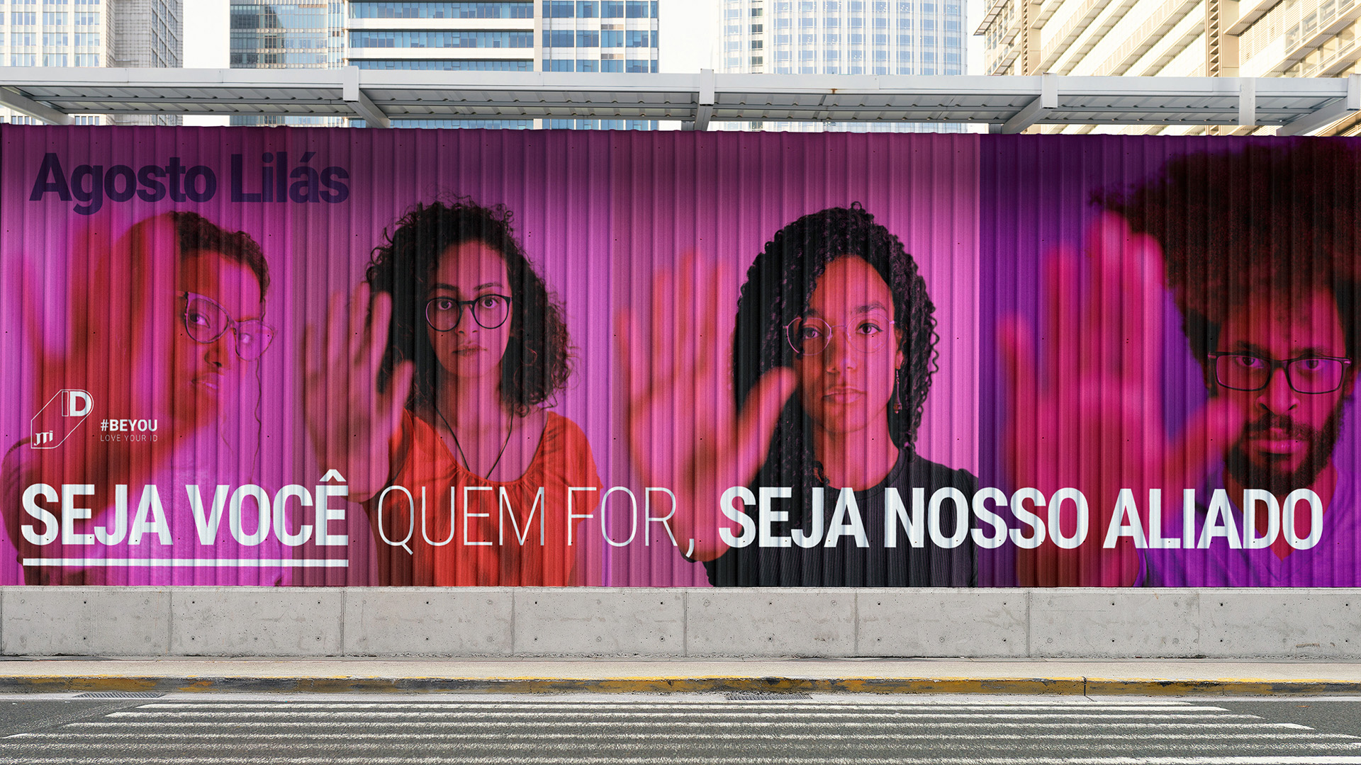 Imagem de painel de rua com identidade visual da campanha de Agosto Lilás JTI.