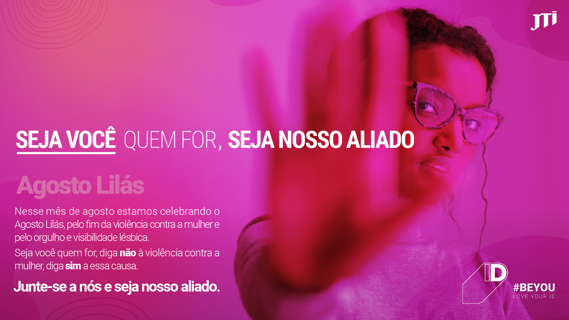 Imagem da identidade visual da campanha de Agosto Lilás JTI, com uma moça com a mão em posição de pare.