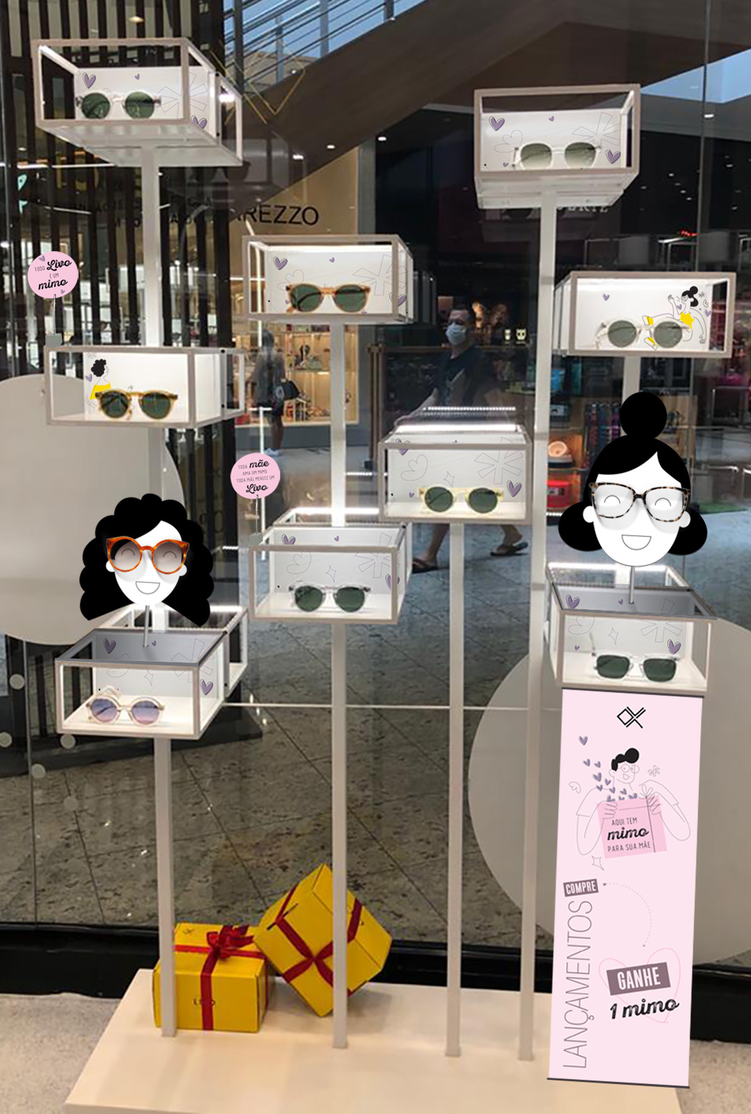 Imagem da vitrine da loja com os expositores e peças de comunicação da Campanha de Dia Das Mães LIVO.