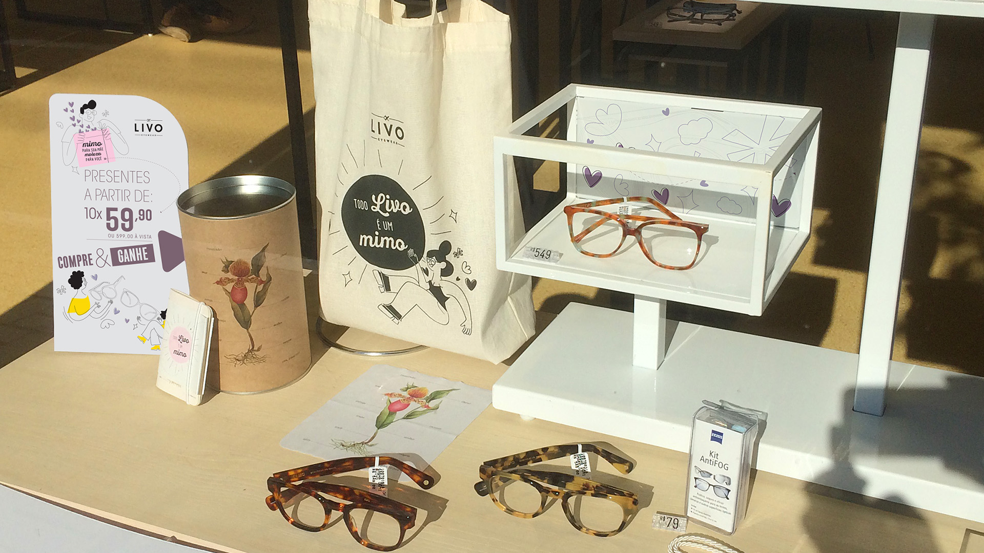 Imagem em close da vitrine da loja LIVO de Moema em São Paulo, positivada com os materiais da Campanha de Dia Das Mães LIVO.