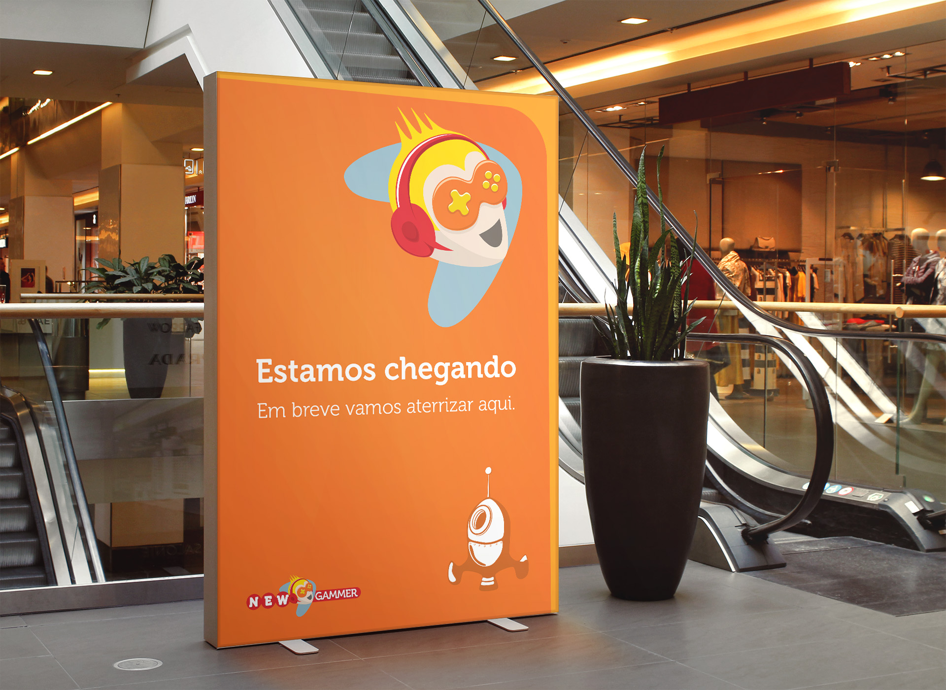 Imagem de totem de mall com a identidade visual NewGammer. Comunicação interna de shopping do lançamento da loja NewGammer.