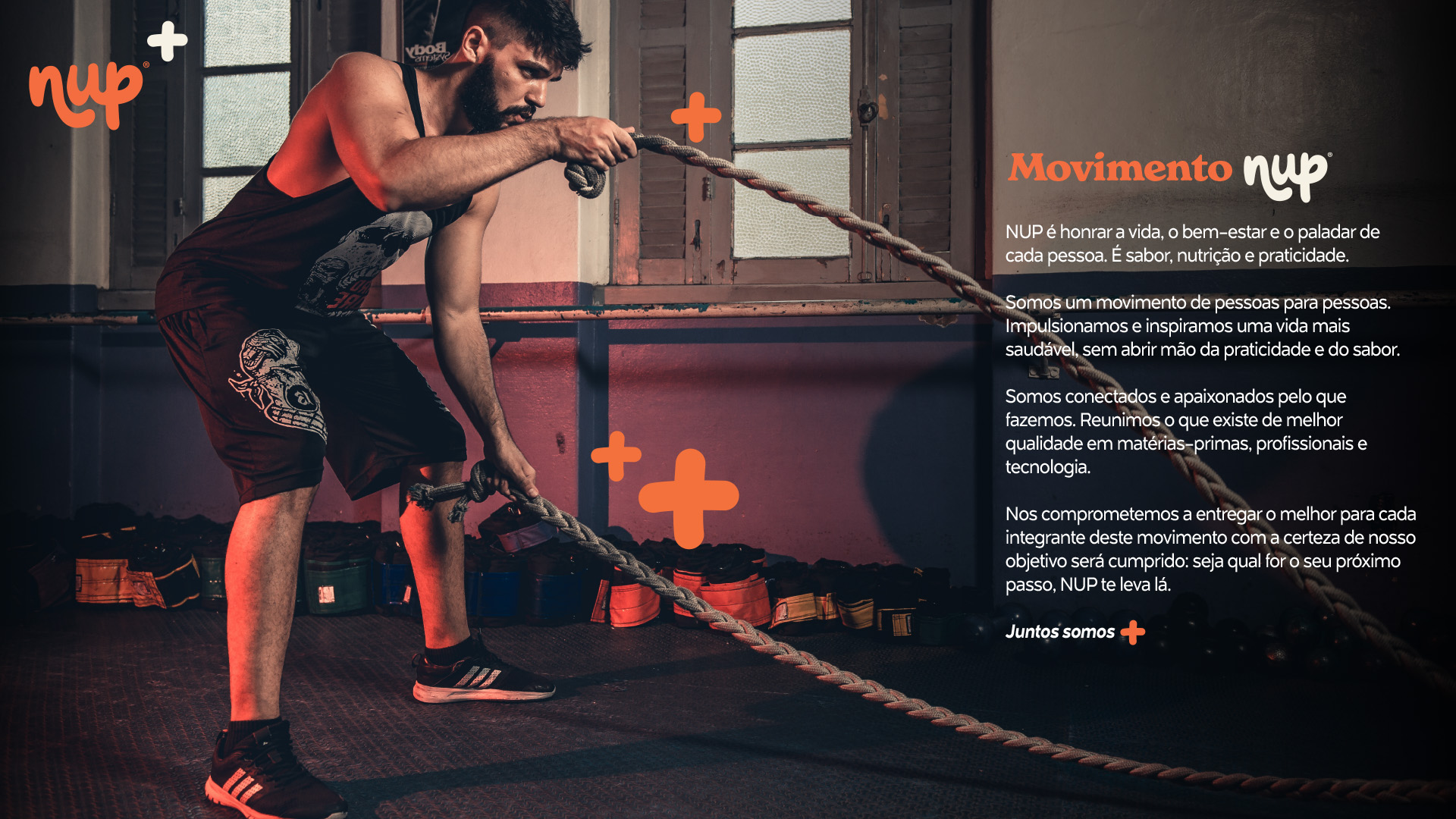 Imagem de homem se exercitando com cordas crossfit e comunicação NUP.
