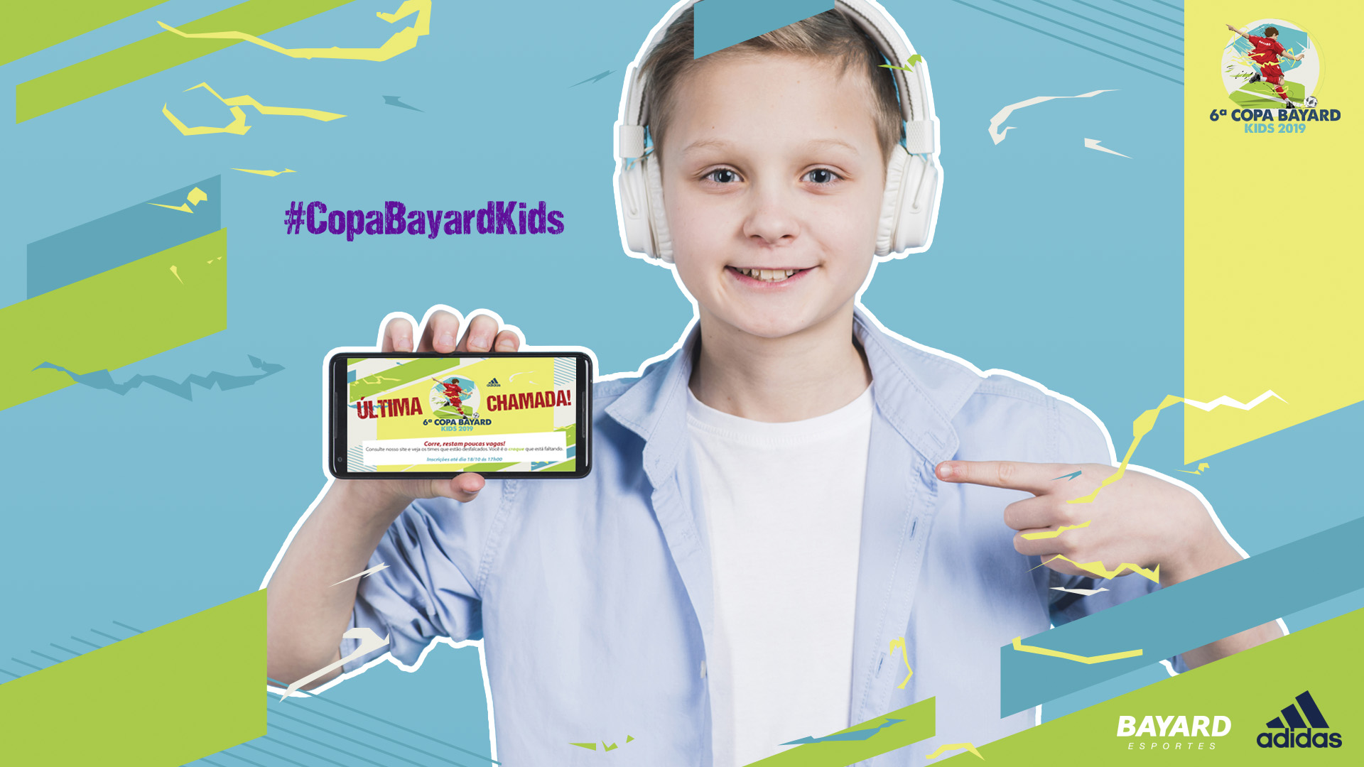 Imagem do key visual da 6ª Copa Bayard Kids - Adidas. Garoto com fones de ouvido brancos segurando e apontando para um celular que na tela tem a comunicação do evento. Hashtag #CopaBayardKids.
