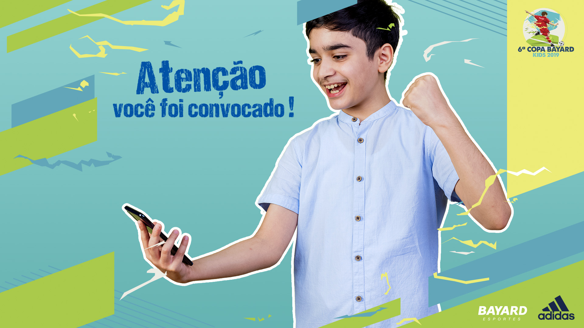 Imagem do key visual da 6ª Copa Bayard Kids - Adidas. Garoto comemorando olhando para o celular, com o título: Atenção você foi convocado.