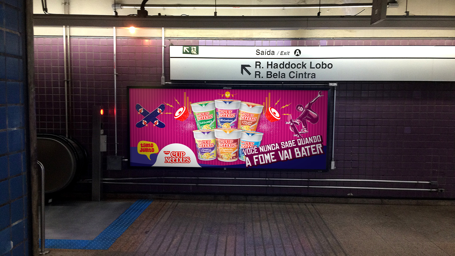 Imagem de painel OOH no metrô com comunicação Cup Noodles Nissin.