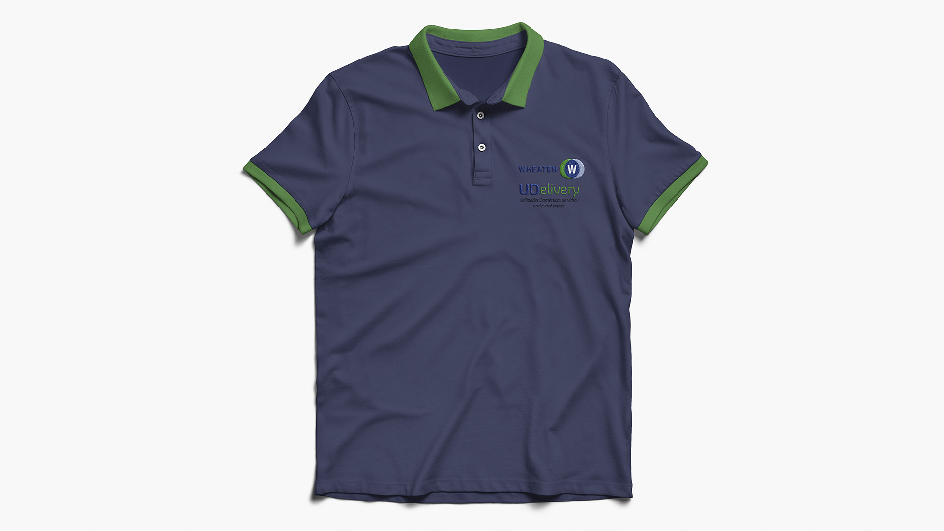 Imagem de camiseta polo com logotipo do projeto de PDV móvel Wheaton UDelivery.