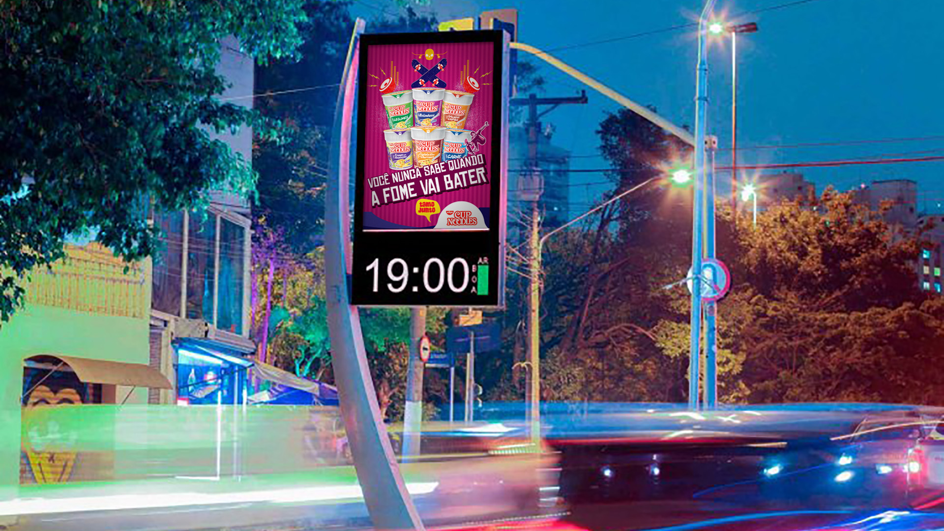 Imagem de relógio de rua OOH com comunicação Cup Noodles Nissin.