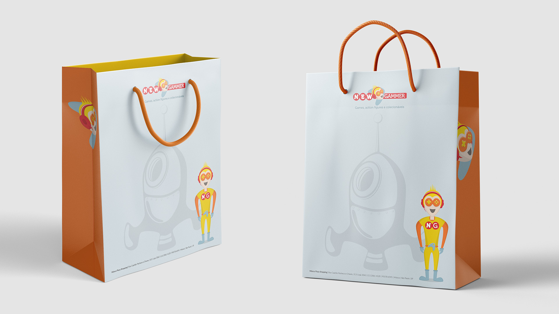 Imagem de sacolas de papel com identidade visual NewGammer impressa. Logotipo e personagem Nigel.